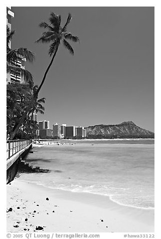 Beach and waterfront promenade. Waikiki, Honolulu, Oahu island, Hawaii, USA