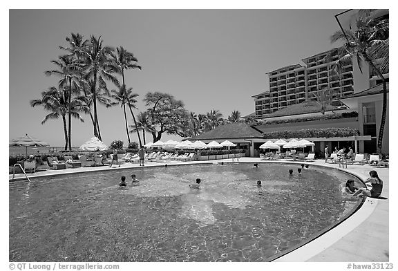 Swimming pool, Halekulani hotel. Waikiki, Honolulu, Oahu island, Hawaii, USA