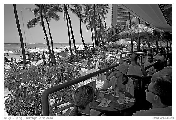 Beachside bar. Waikiki, Honolulu, Oahu island, Hawaii, USA (black and white)