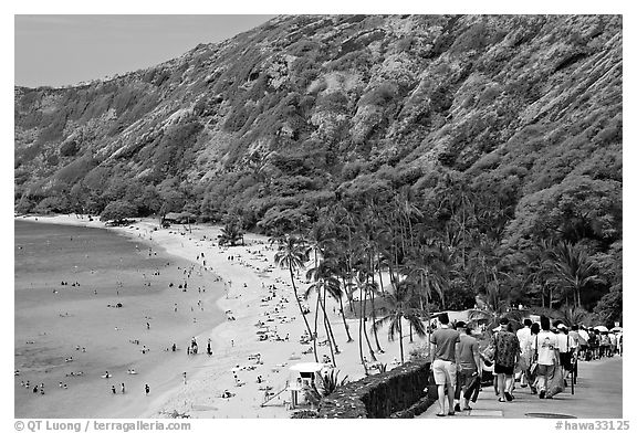 Hanauma Bay beach. Oahu island, Hawaii, USA (black and white)