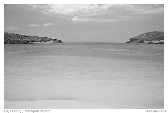 Deserted Hanauma Bay. Oahu island, Hawaii, USA (black and white)