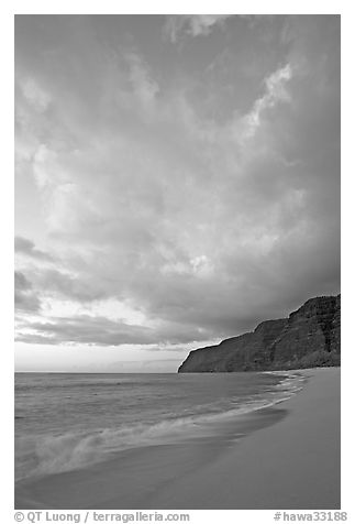 Polihale Beach and Na Pali cliffs,  dusk. Kauai island, Hawaii, USA (black and white)