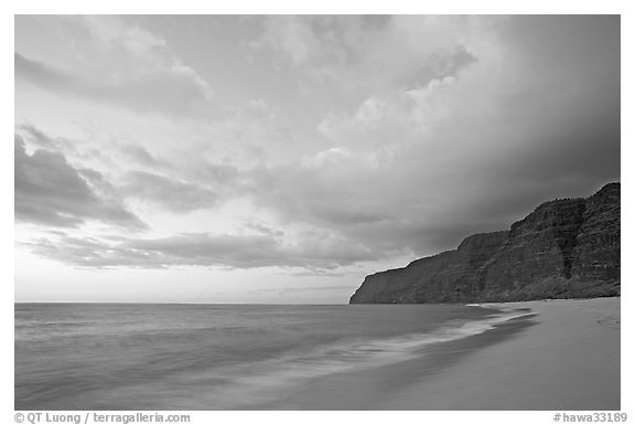 Polihale Beach and Na Pali cliffs,  dusk. Kauai island, Hawaii, USA (black and white)