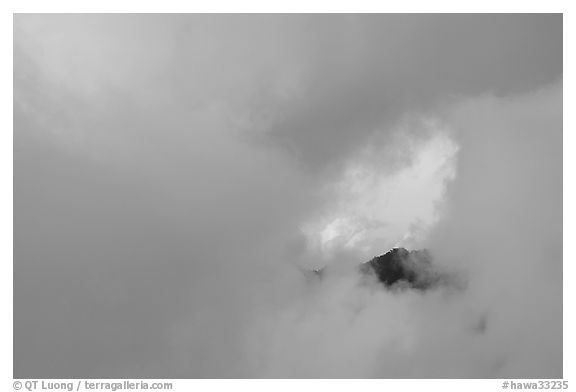 Hole in the clouds, Kalalau lookout, sunset. Kauai island, Hawaii, USA (black and white)