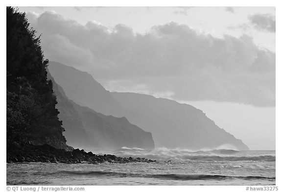 Na Pali Coast seen from Kee Beach, sunset. Kauai island, Hawaii, USA (black and white)