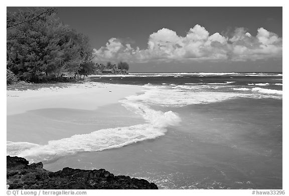 Beach and  turquoise waters, and homes  near Haena. North shore, Kauai island, Hawaii, USA (black and white)