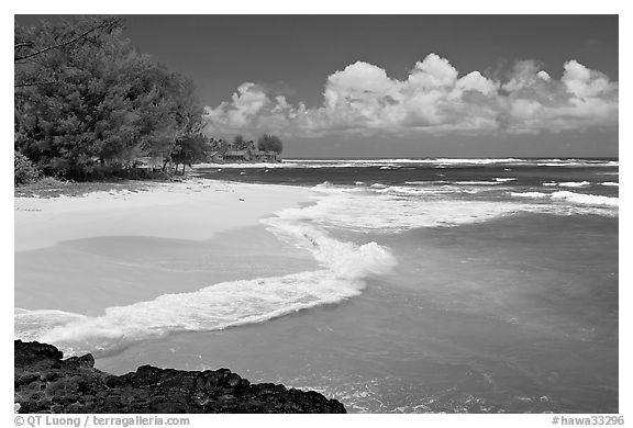 Beach and  turquoise waters, and homes  near Haena. North shore, Kauai island, Hawaii, USA