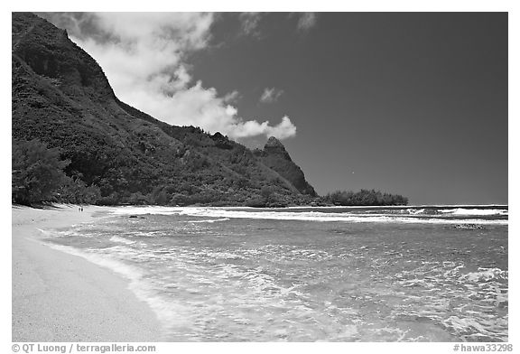 Tunnels Beach, and Makua Peak. North shore, Kauai island, Hawaii, USA (black and white)