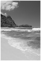 Tunnels (Makua) Beach and Bali Hai Peak. North shore, Kauai island, Hawaii, USA (black and white)