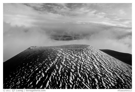 Cinder cone and sea of clouds at sunset. Mauna Kea, Big Island, Hawaii, USA