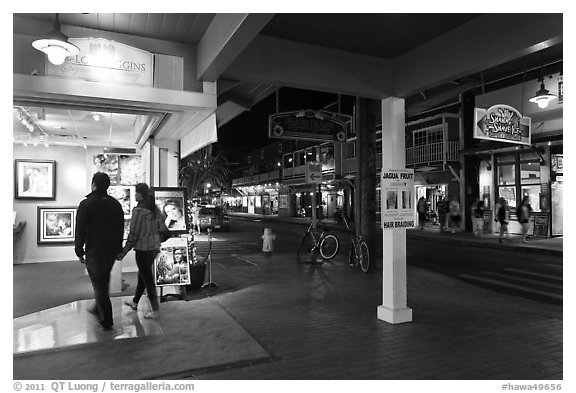 Couple entering art gallery. Lahaina, Maui, Hawaii, USA (black and white)