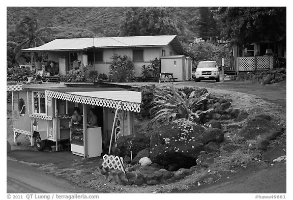Souvenir stand and houses, Kahakuloa. Maui, Hawaii, USA (black and white)