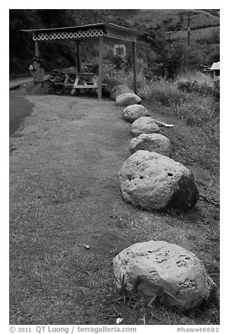 Rocks painted pink, Kahakuloa. Maui, Hawaii, USA (black and white)