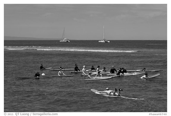 Surfing class. Lahaina, Maui, Hawaii, USA (black and white)