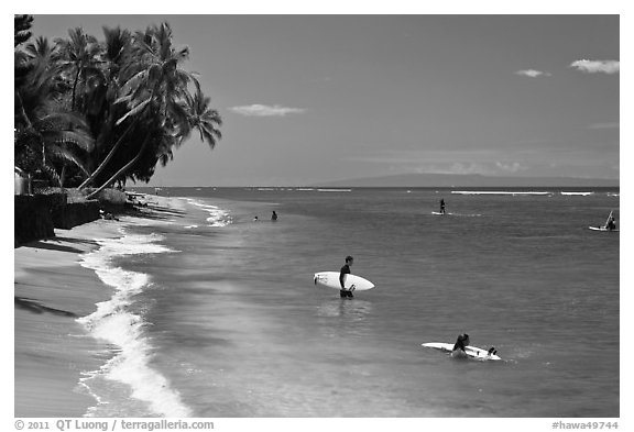 Beach and surfers. Lahaina, Maui, Hawaii, USA (black and white)