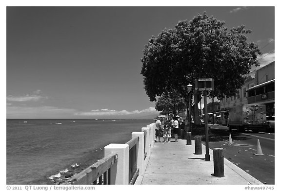 Waterfront promenade. Lahaina, Maui, Hawaii, USA (black and white)