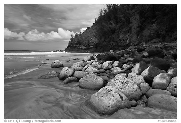 Hanakapiai Beach, Na Pali coast. Kauai island, Hawaii, USA (black and white)