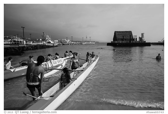 Kamakahonu Beach with outrigger canoeists, Kailua-Kona. Hawaii, USA (black and white)