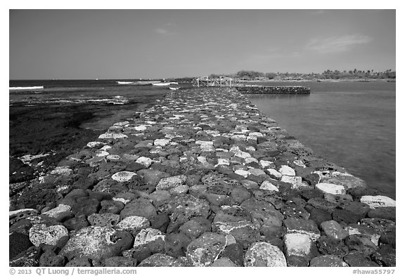 Rock wall separating Kaloko fishpond from the ocean, Kaloko-Honokohau National Historical Park. Hawaii, USA