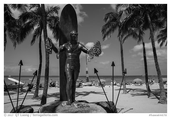 Duke Kahanamoku surfer statue and Waikiki Beach. Waikiki, Honolulu, Oahu island, Hawaii, USA (black and white)