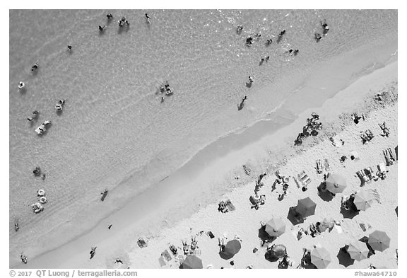 Aerial view of clear waters and beach looking down, Kuhio Beach, Waikiki. Waikiki, Honolulu, Oahu island, Hawaii, USA (black and white)