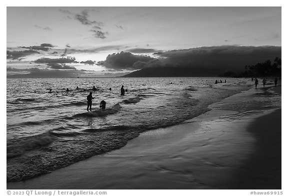 Kamahole Beach at sunset, Kihei. Maui, Hawaii, USA (black and white)