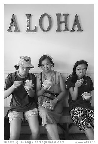 Family with Hawaiian Shave Ice under Aloaha letters, Paia. Maui, Hawaii, USA (black and white)