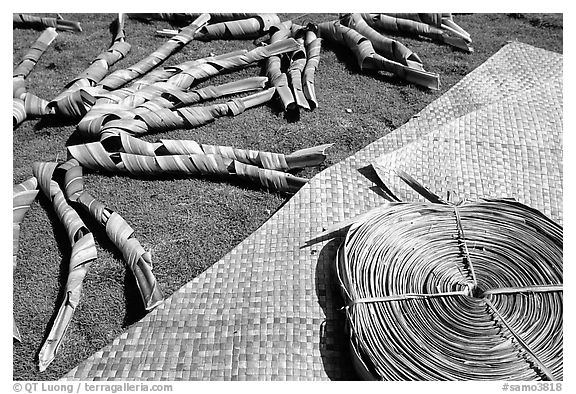 Pandamus leaves and finished toga, Tau Island. American Samoa (black and white)