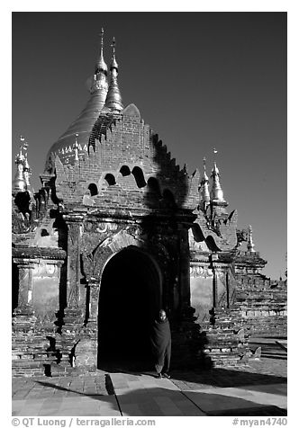 Dhammayazika Paya. Bagan, Myanmar (black and white)
