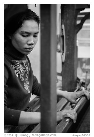 Wowan working loom. Amarapura, Myanmar (black and white)