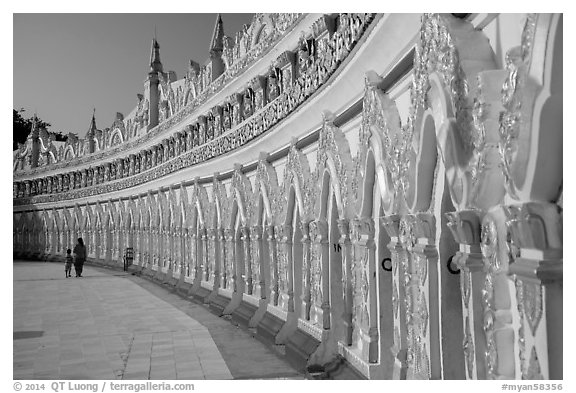 U Min Thonze pagoda, Sagaing. Myanmar (black and white)