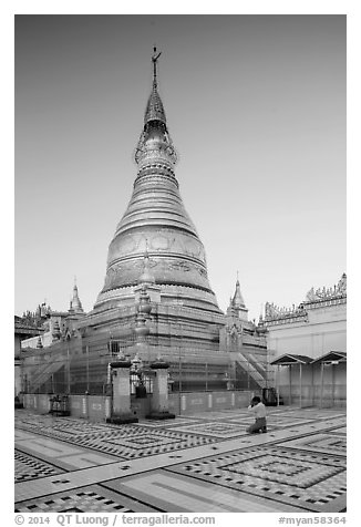 Man praying at main stupa of Soon U Ponya Shin Pagoda. Myanmar (black and white)