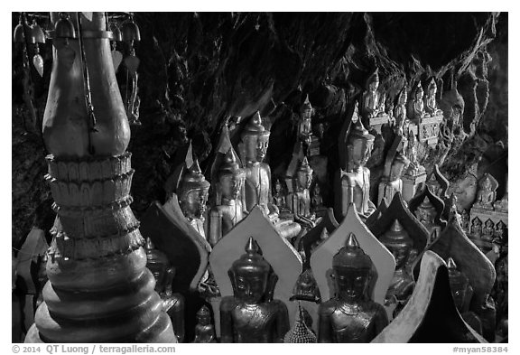 Buddha statues. Pindaya, Myanmar (black and white)
