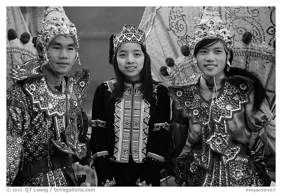 Greeters in traditional costume. Inle Lake, Myanmar (black and white)