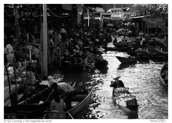 Woman paddling, floating market. Damnoen Saduak, Thailand (black and white)