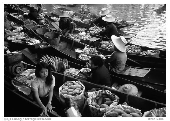 Fruit sellers, floating market. Damnoen Saduak, Thailand (black and white)