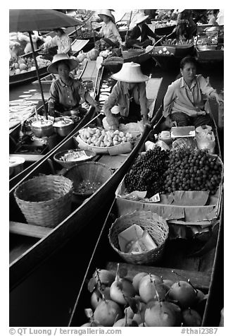 Small boats loaded with food, Floating market. Damonoen Saduak, Thailand