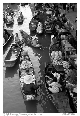 Traditional floating market. Damonoen Saduak, Thailand