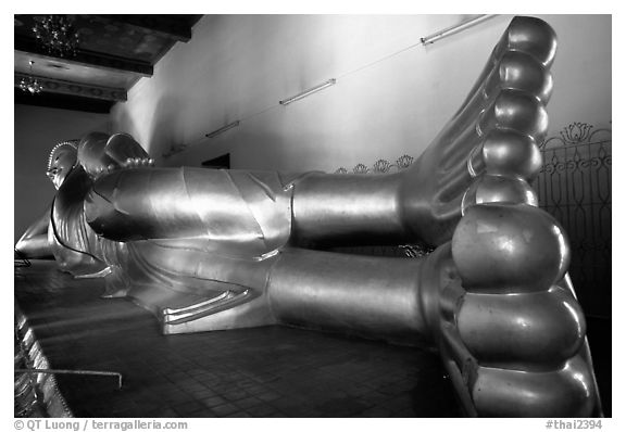 Reclining buddha in Phra Pathom Wat. Nakhon Pathom, Thailand (black and white)