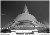 Phra Pathom Chedi. Nakkhon Pathom, Thailand (black and white)