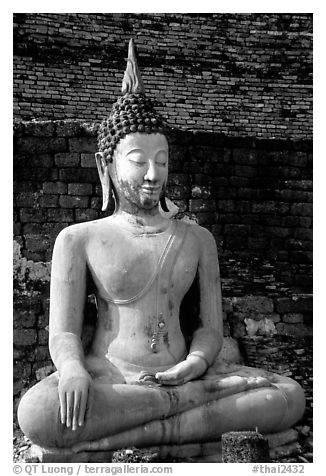 Classic sitting Buddha image, with boneless style typical of period. Sukothai, Thailand (black and white)