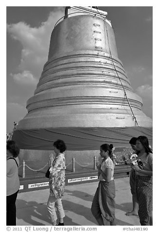 Worshippers circle around chedi. Bangkok, Thailand