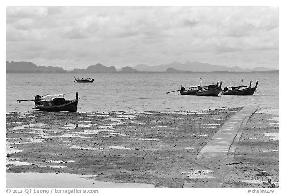 Rai Leh East at low tide. Krabi Province, Thailand (black and white)