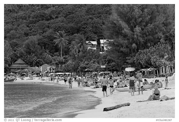 Packed beach, Ao Lo Dalam, Phi-Phi island,. Krabi Province, Thailand