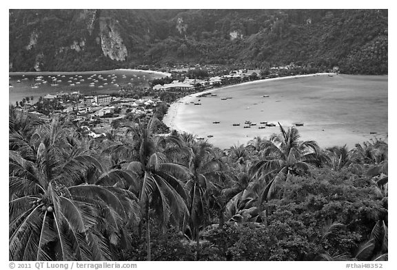 Isthmus betwen Ton Sai and Lo Dalam bays, Ko Phi-Phi Don. Krabi Province, Thailand (black and white)