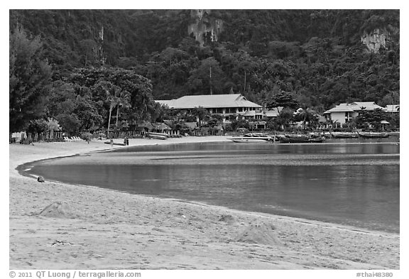 Deserted beach and resorts, Ao Lo Dalam, Ko Phi Phi. Krabi Province, Thailand (black and white)