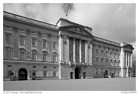 Black and White Picture/Photo: Buckingham Palace, morning 