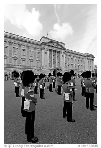 Guards and Buckingham Palace, the changing of the Guard. London, England, United Kingdom (black and white)