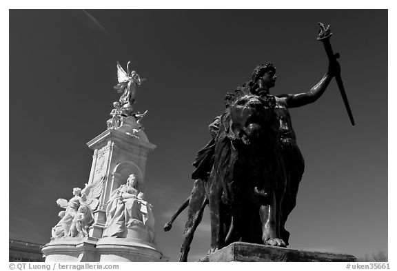 Statues in front of Buckingham Palace. London, England, United Kingdom (black and white)