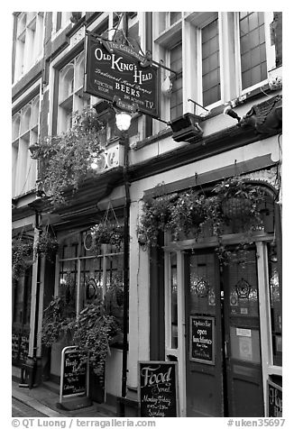 Pub Old King Head. London, England, United Kingdom (black and white)